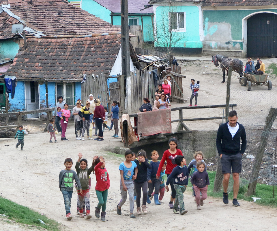 Das Dorf liegt im Norden des Kreises Sibiu, in einem Seitental der Târnava Mare