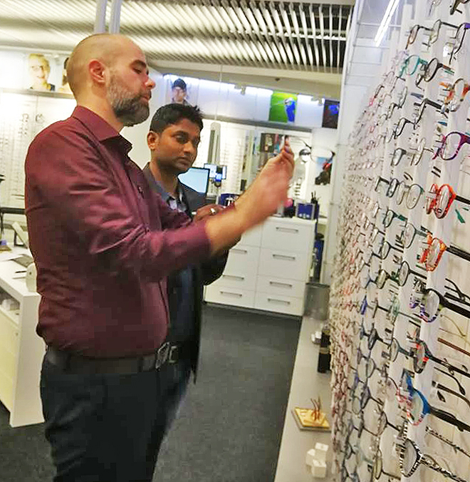 Tinku Mukherjee im Uvex Optik Shop, Fürth