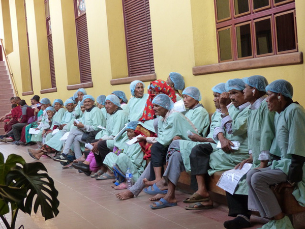 Tilganga Eye Hospital - 45 Personen werden hier ihre Operation am Grauen Star erhalten.