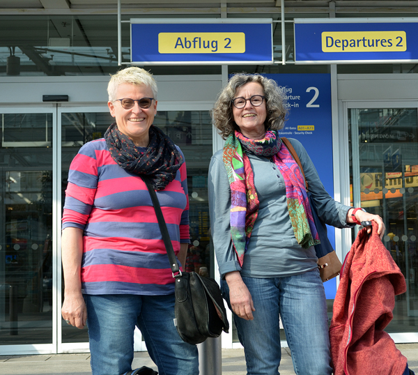 Brigitte Nachtmann-Leitl von der uvex safety group in Fürth und Frau Deckert von Firma Rupp+Hubrach Optik GmbH aus Bamberg kurz vor ihrem Flug nach Nepal.