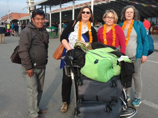 Jutta Deckert, Angela Burkhard-Maier und Silvia Bayreuther, Flughafen Nepal