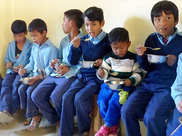 Vision for the World e.V., Fürth. WGehört für Kinder in Nepal zum Schulalltag: das gemeinsame Frühstück der Schüler – hier an der Aroundaya Schule.