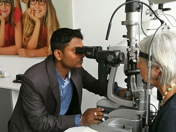 Tinku Muherrje im UVEX Optik-Shop in Fürth