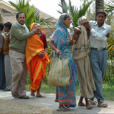 Vision for the World, Dank Ihrer 25 Euro Spende kann ein blinder, an Grauem Star erkrankter Mensch in Nepal nach einer Kataraktoperation wieder sehen.