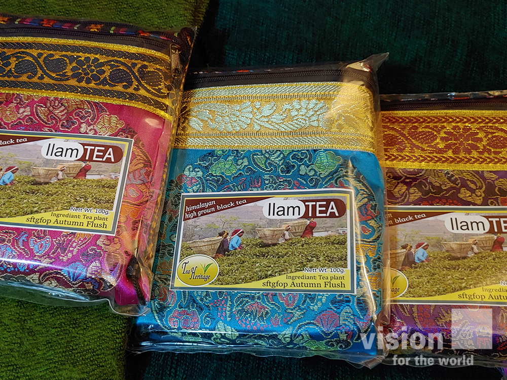 Wer sucht noch ein nettes Weihnachtsgeschenk? Wir haben noch wunderbar warme Schals, Decken und Ponchos aus Yak-Wolle, Schals aus Kashmir, Pashminas aus Viskose/Seide.