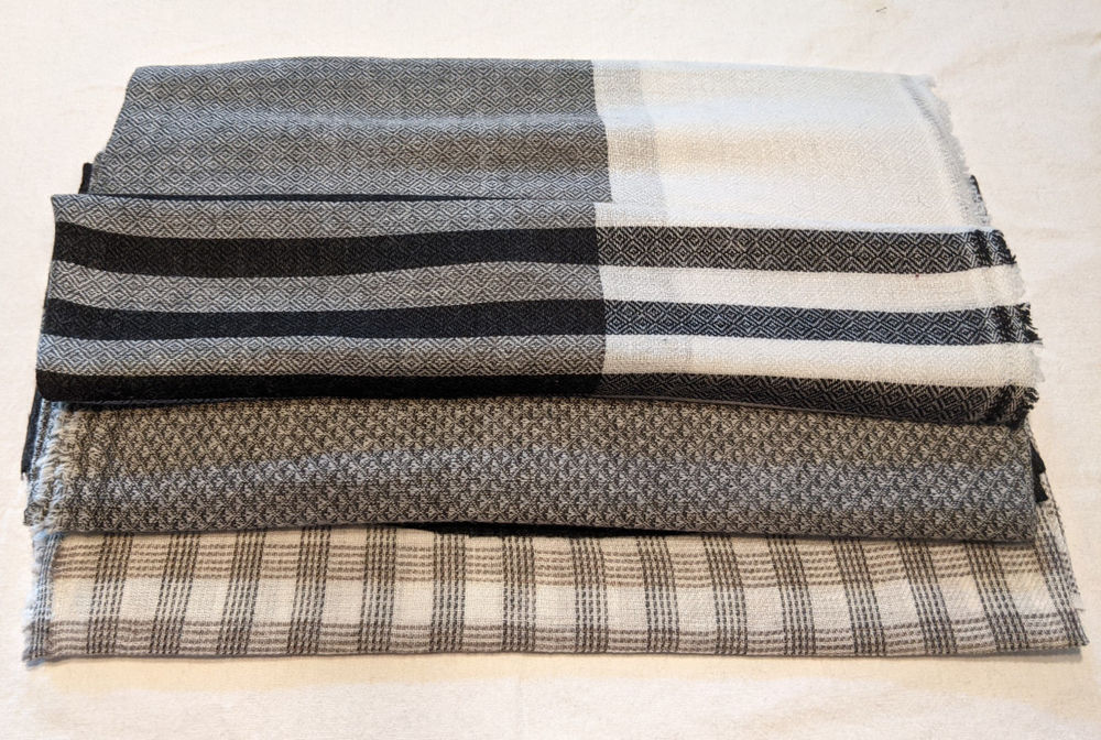 Wer sucht noch ein nettes Weihnachtsgeschenk? Wir haben noch wunderbar warme Schals, Decken und Ponchos aus Yak-Wolle, Schals aus Kashmir, Pashminas aus Viskose/Seide.