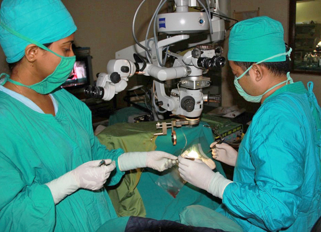 Usha Luitel assistiert bei einer Operation an der Netzhaut